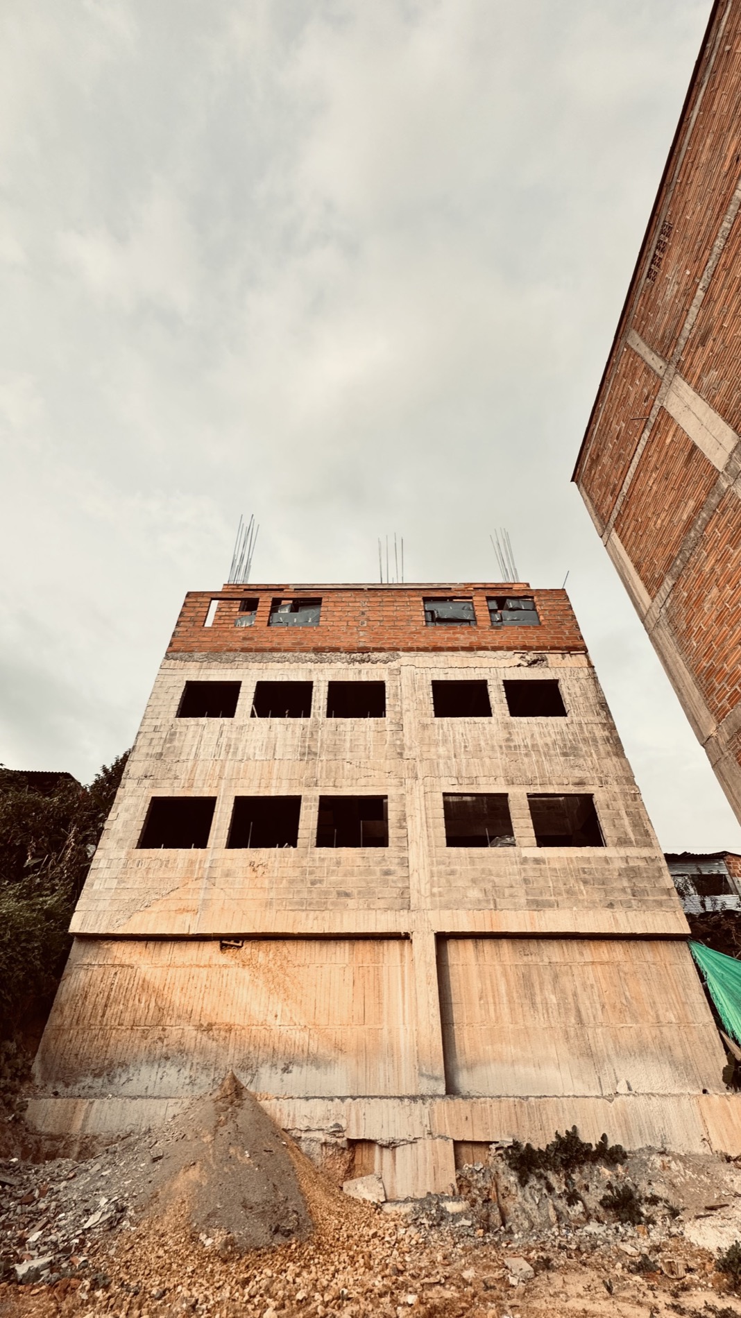 EDI MA — a ten-floor poured-concrete building Cortes is raising in Barrio San Francisco, Medellín
